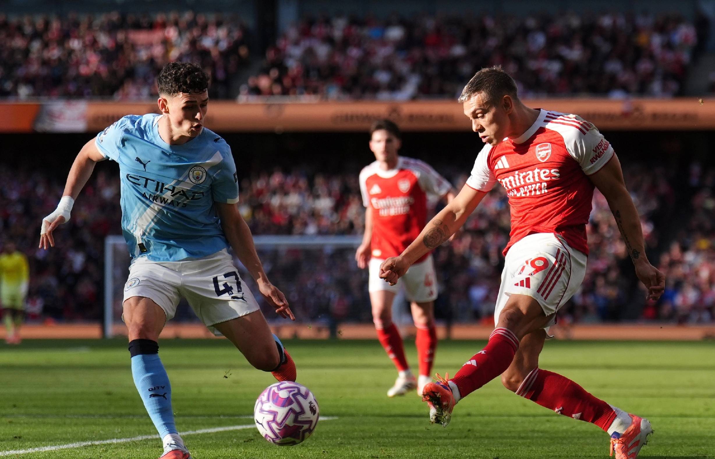 东契奇34+12+7独享历史第1，艾顿两双里夫斯33分，湖人轻取鹈鹕（东契奇34+12+7升至历史第一，艾顿两双、里夫斯33分，湖人轻松击败鹈鹕）