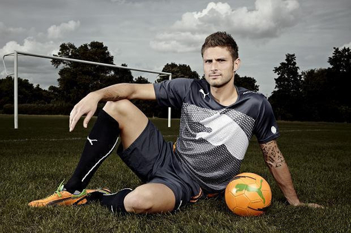 TA：皇马寻求引进后卫和中场；他们愿听取对罗德里戈的报价（TA：皇马欲补强后卫与中场，罗德里戈报价可谈）