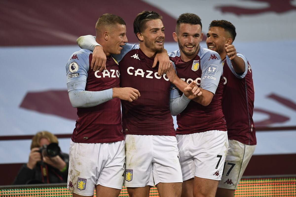 连丢2局！梁靖崑直摇头，孙颖莎耐心给他复盘，王艺迪一旁看热闹（连丢两局，梁靖崑连连摇头；孙颖莎耐心复盘相助，王艺迪在旁观望）