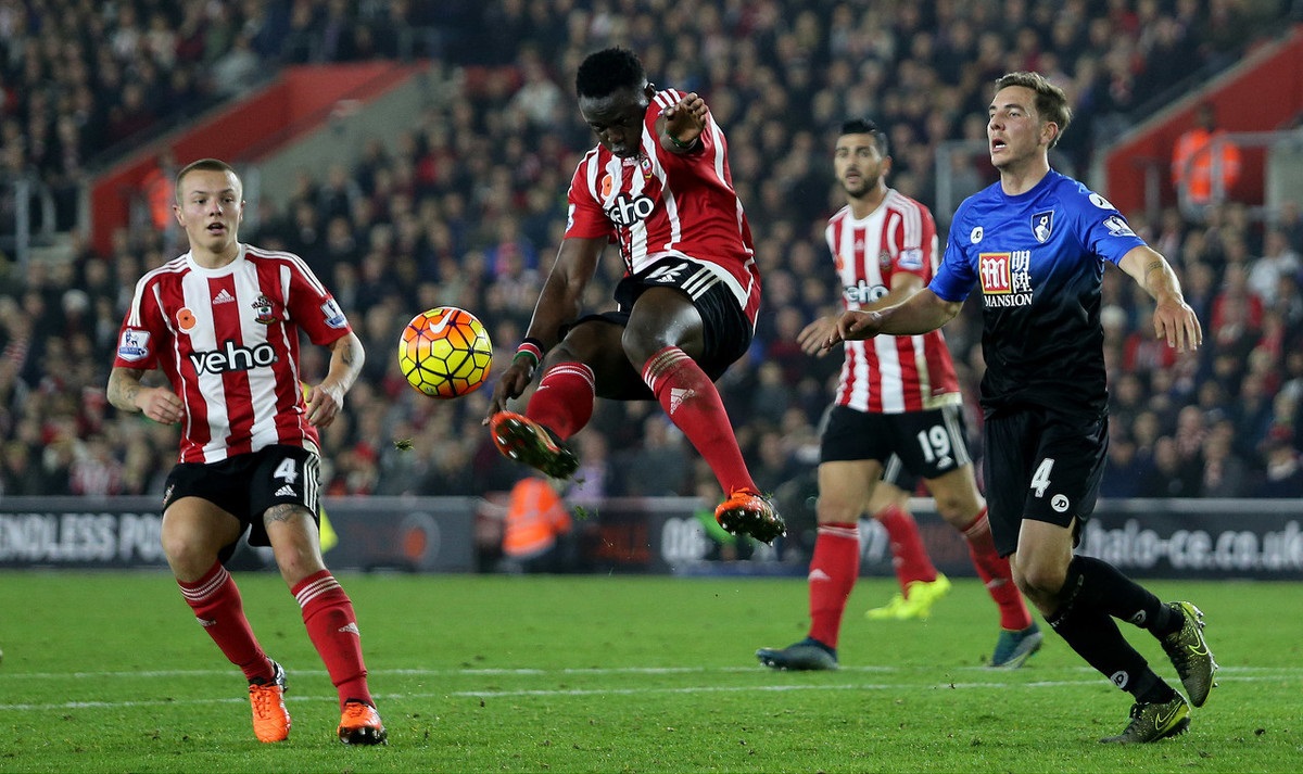 梅西一脚射门点燃全场（梅西一记劲射引爆全场）