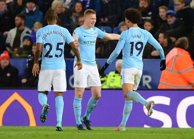 梅西再创纪录引全场欢呼（梅西再破纪录，全场沸腾）