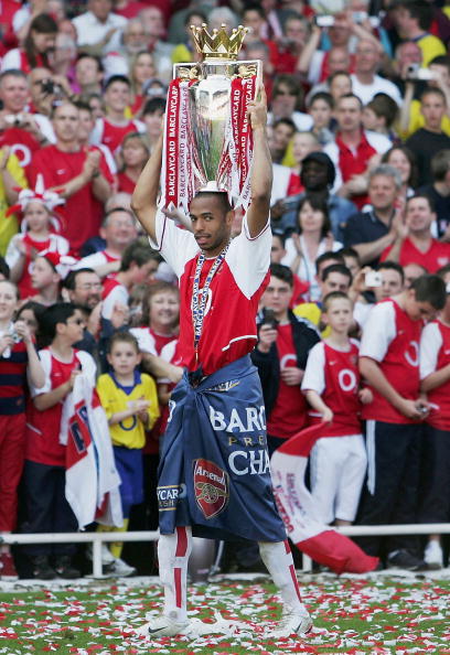 法兰克福客胜后球迷区突发火情，还有球迷从高处坠落后被送医（法兰克福客场取胜后，球迷区突发火情，有球迷高处坠落被送医）