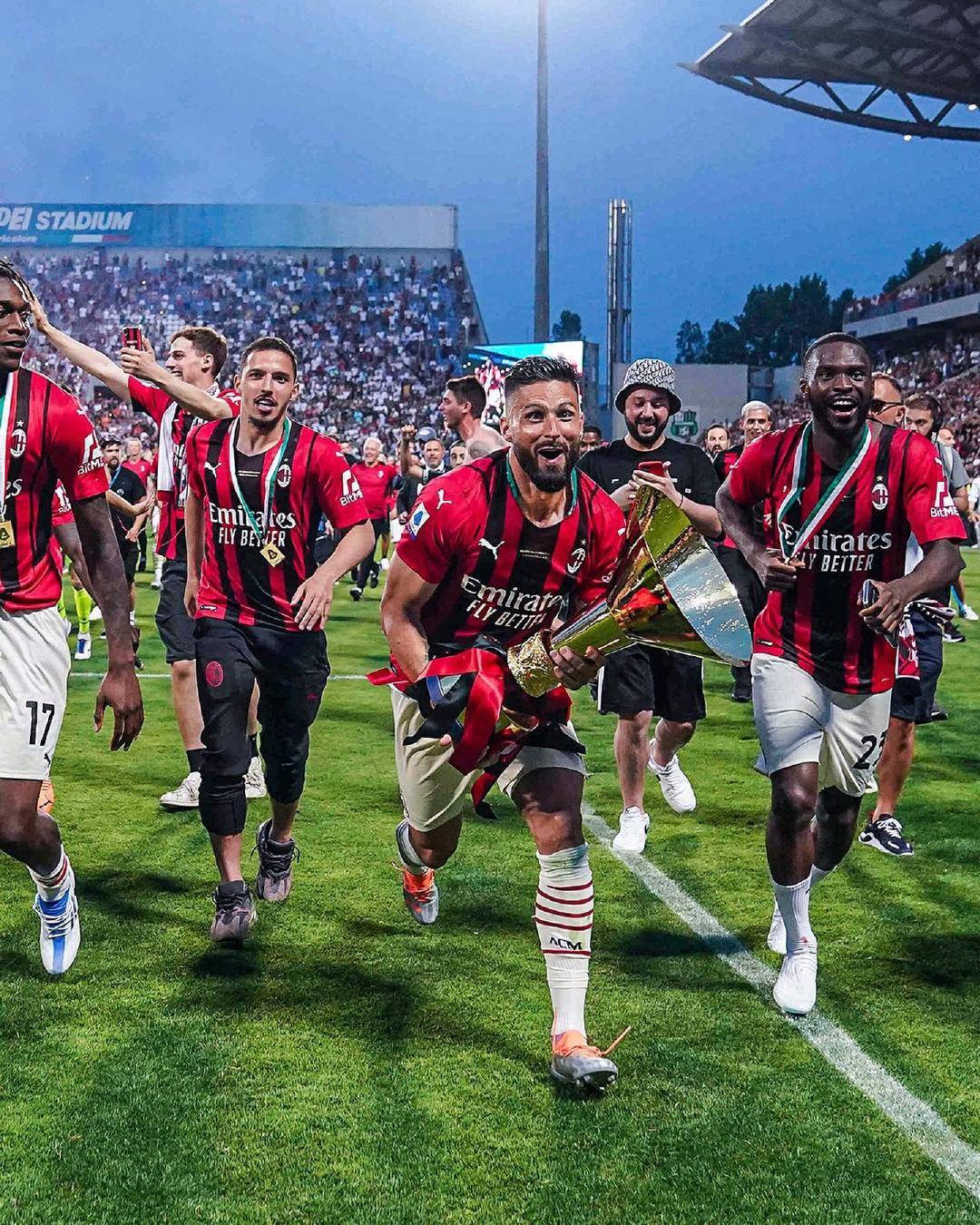 罗体：邓弗里斯、达米安等5名球员今日在国米基地进行康复（罗体：邓弗里斯、达米安等5将今日在国米基地恢复训练）