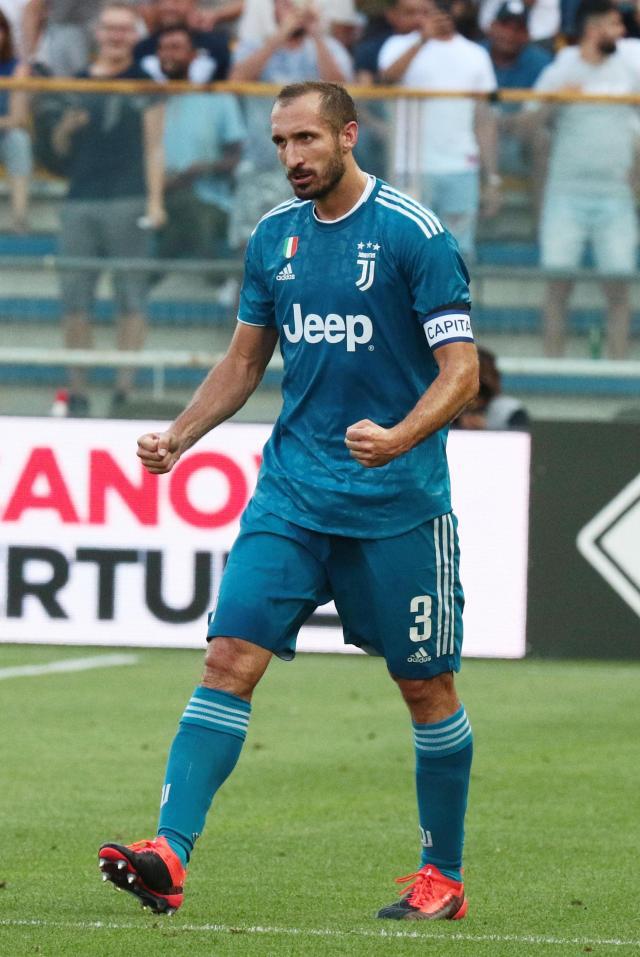 湖人球员通道签名小孩实为工作人员安排（湖人通道签名风波：所谓小球迷实为工作人员安排）