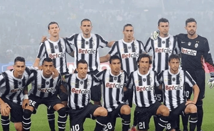 里程碑，海港中场徐新已为中国俱乐部出战200场比赛（中国俱乐部200战达成！海港中场徐新迎来职业里程碑）