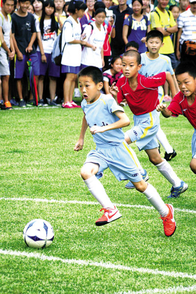 老队友见面，埃泽和奥利塞赛后交换了球衣（老队友重逢，埃泽与奥利塞赛后互换球衣）